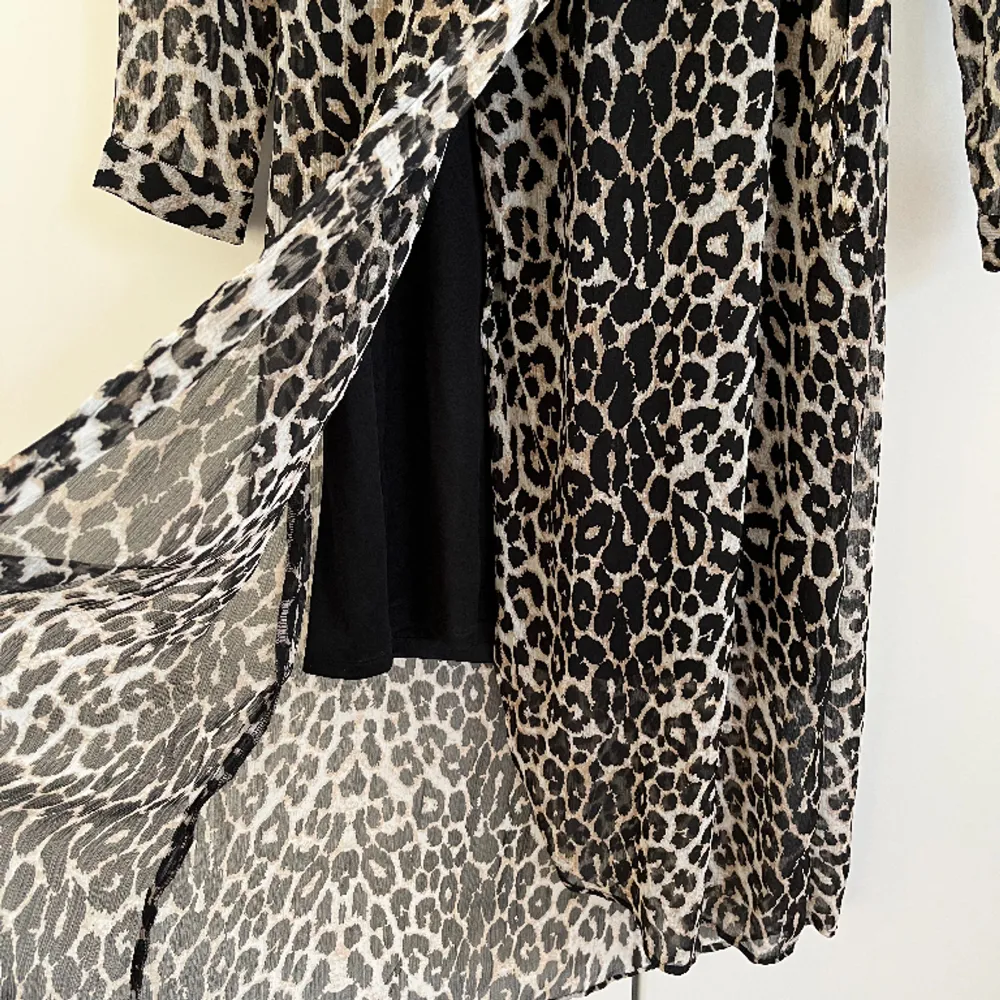 Superfin maxiklänning i leopardmönster ⭐️ storlek S men passa även M!  Nästintill oanvänd💖skriv till mig om du har några andra frågor eller funderingar. Klänningar.