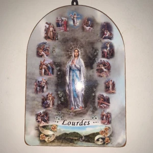 Liten tavla  - Jättefin Liten tavla från den kristna staden Lourdes i Frankrike. Köpt från den kända kyrkan i  Lourdes. Längd 13,5cm och bredd 9,5cm. 💕 för bara 29kr💕