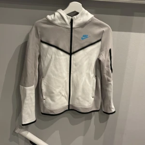 Nike tech fleece -  Är knappt använd. Har legat i garderoben.  