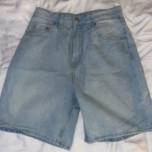 Denim shorts - Denimshorts från H&M, strl 34. Shortsen är lite längre än vanligt.