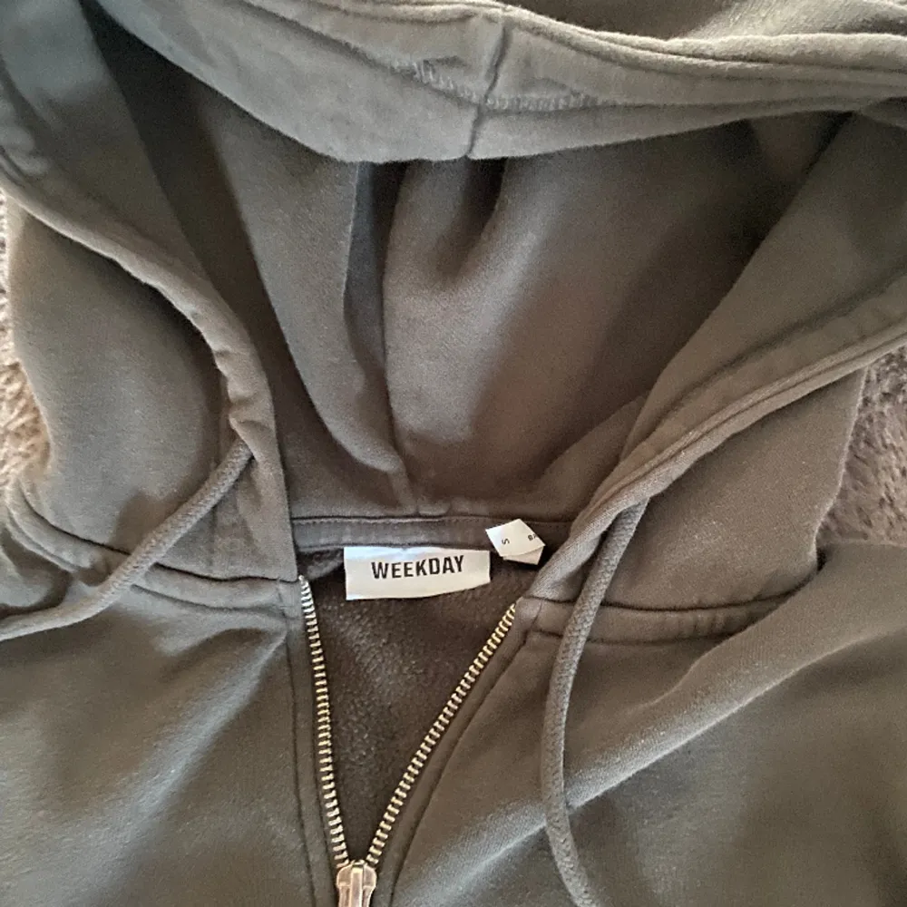 Säljer en otroligt skön och stilig weekday zip hoodie i storlek s. Det är en ganska unik ljus svart färg på zip hoodien😍 Kontakta ifall ni har frågor🤝. Hoodies.
