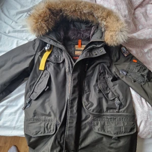 Parajumpers right hand masterpiece (M)  - Säljer min inte så gamla pjs, perfekt skick, inga flaws eller något, äkta såklart. Köpt för 9000 för 2 år sen så den är knappt använt, går även att byta