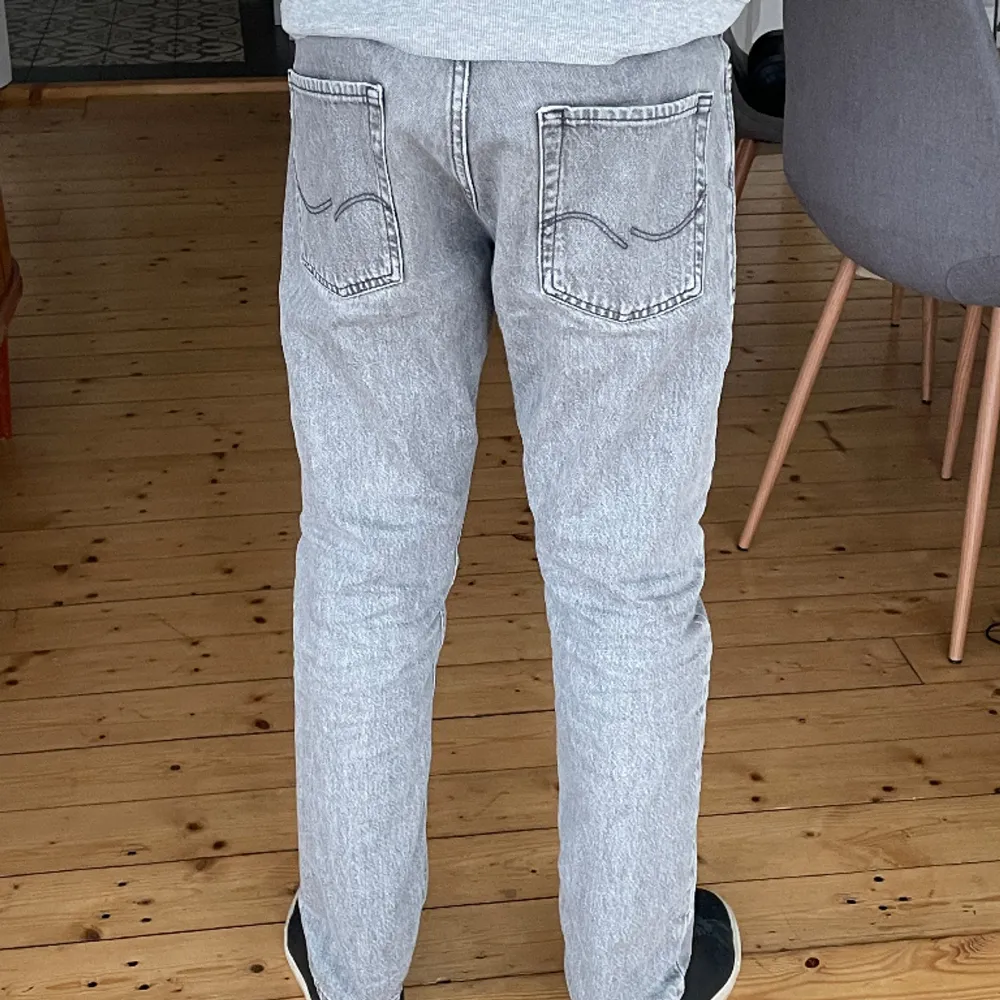 Jack &Jones Jeans  Modell Loose/Chris W29/L30 Ljusgrå Som nya, lite andvända Nypris ca 600kr. Jeans & Byxor.