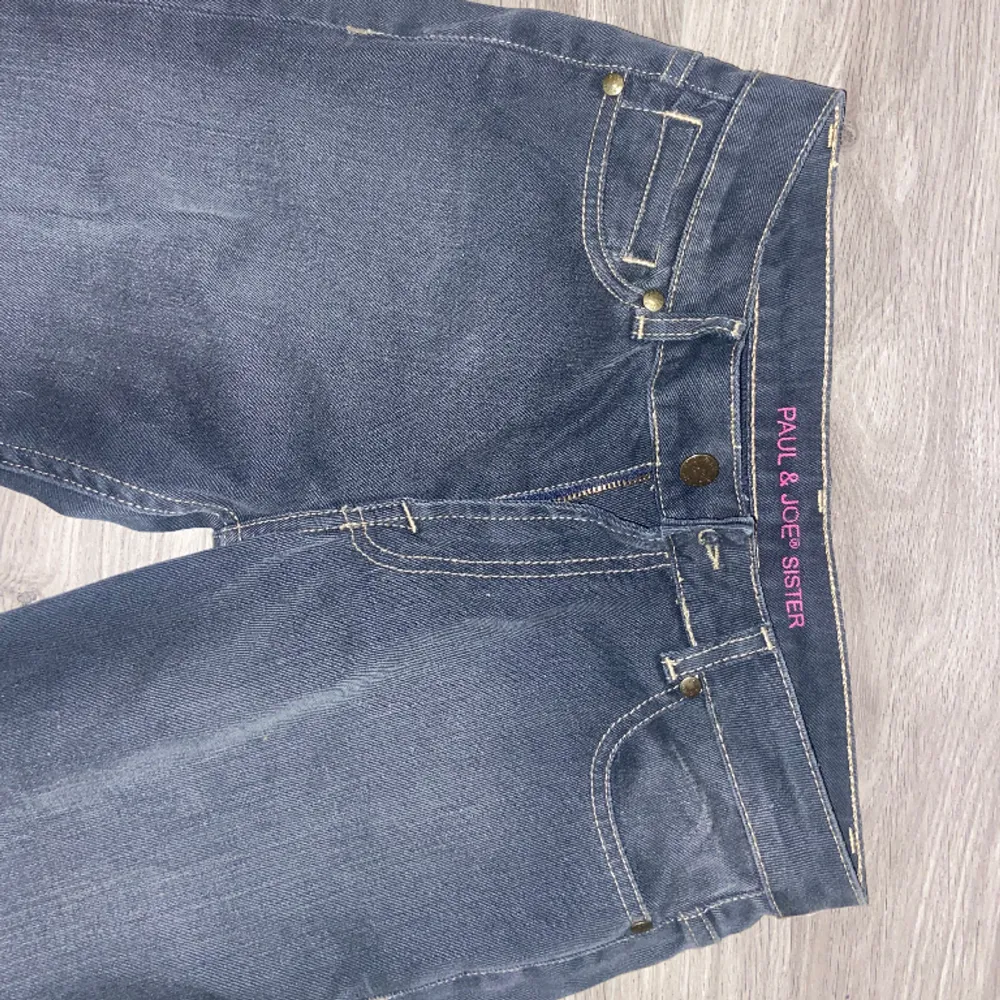 Jättefina mörkgråa jeans som är lågmidjade och utsvängda! Strl 27, alltså typ xs-s. 💕. Jeans & Byxor.