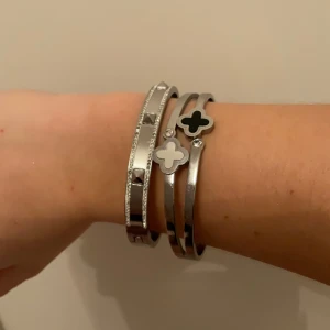 Säljer dessa jätte fina armband  - Jag köpte dessa i italien, är nya!  Super snygga och matchar med allt.  💍 Pris kan dyskuteras!
