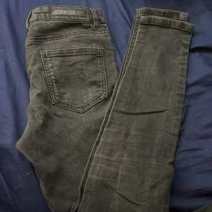Svarta/gråa skinny jeans storlek 152, bra skick knappt använd. Inga hål. 120kr plus frakt