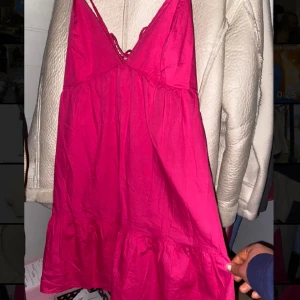 Sommar klänning🌸 - En jättesöt sommar klänning från Bikbok. Den har ett knyte på ryggen så man kan lätt anpassa om den skulle vara lite för stor. Köpte i somras och har bara haft på mig den en gång så inprincip ny. Säljs inte längre på Bikboks hemsida så passa på!🥰