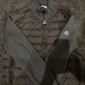 Moncler Cardigan - Har en fet moncler cardigan som är i nästintill perfekt skick  Pruta på.Passar L:M Pris är ej hugget i sten :)