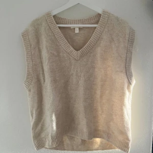 Stickad beige väst - Beige stickad väst som passar perfekt över en vit skjorta!🤎Hör av er vid frågor