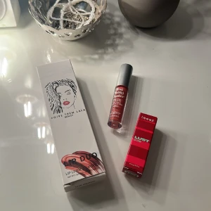 Läppprodukter - Säljer dessa för sig eller 300kr för alla🩷 💄Lala beauty - lipliner och lipstick Duo i ”the beach” :  150kr (ny 297) 💄Teeze Lust lip stick i ”such a flirt”: 150kr (ny 301kr)  💄The balm liquid lipstick ”Honest”: 80kr   ❕Allt nytt och ej testat” ❕