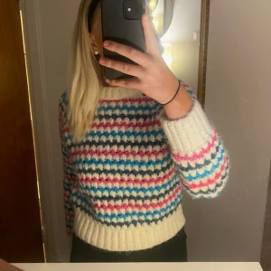 Stickad tröja Zara - Fin färgglad stickad tröja från Zara. Använd en gång.