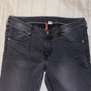 Jeans Divided  - Gråa jeans från divided i storlek 42.  Dragkedja i byxslutet på utsidan. 