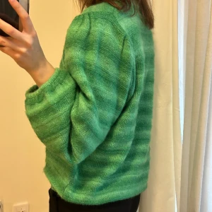Grön randig stickad tröja - Grön randig stickad tröja. Jag bär vanligtvis XS. 
