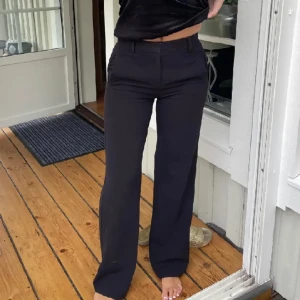 Svarta kostymbyxor  - Säljer mina kostymbyxor som är super fina som har blivit för små på mig och därav går det inte att använda de längre. Från bikbok. 