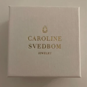 Caroline Svedbom - ”Petite drop earrings” Använda 2 gånger. En jätte fin grön färg! Nypris 395kr