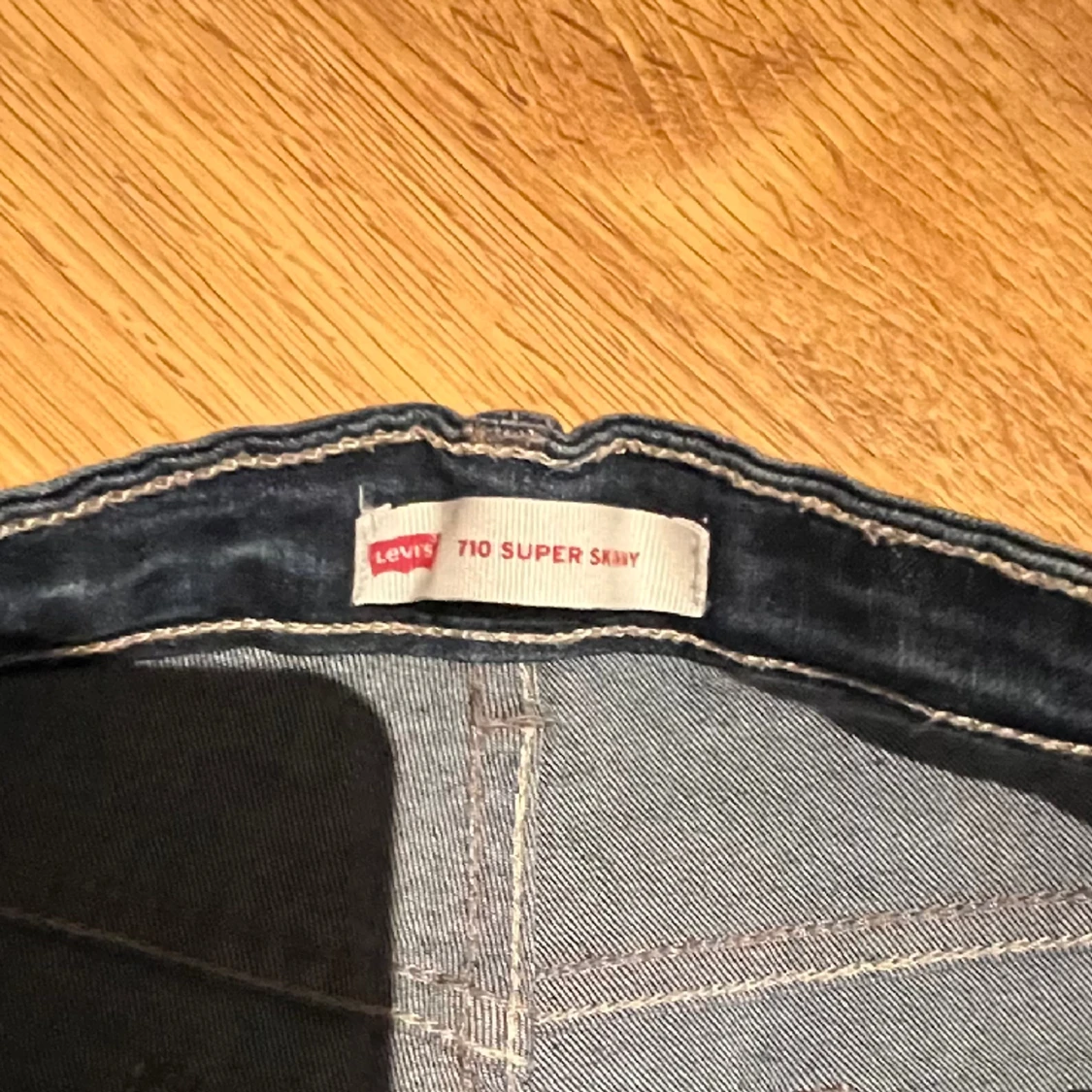 Ett par byxor från Levis, mörk blå, modell710 super skinny  - 91