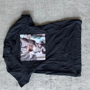 Limitato tischa - Hej, säljer en Limitato tischa i strl S. Färgen svart. Den är riktigt fet och ett cleant tryck. Inget og medföljer tyvärr. Du kan matcha perfekt med en kavaj, en kashmir zip eller bara som den är. Hör av er vid frågor och funderingar