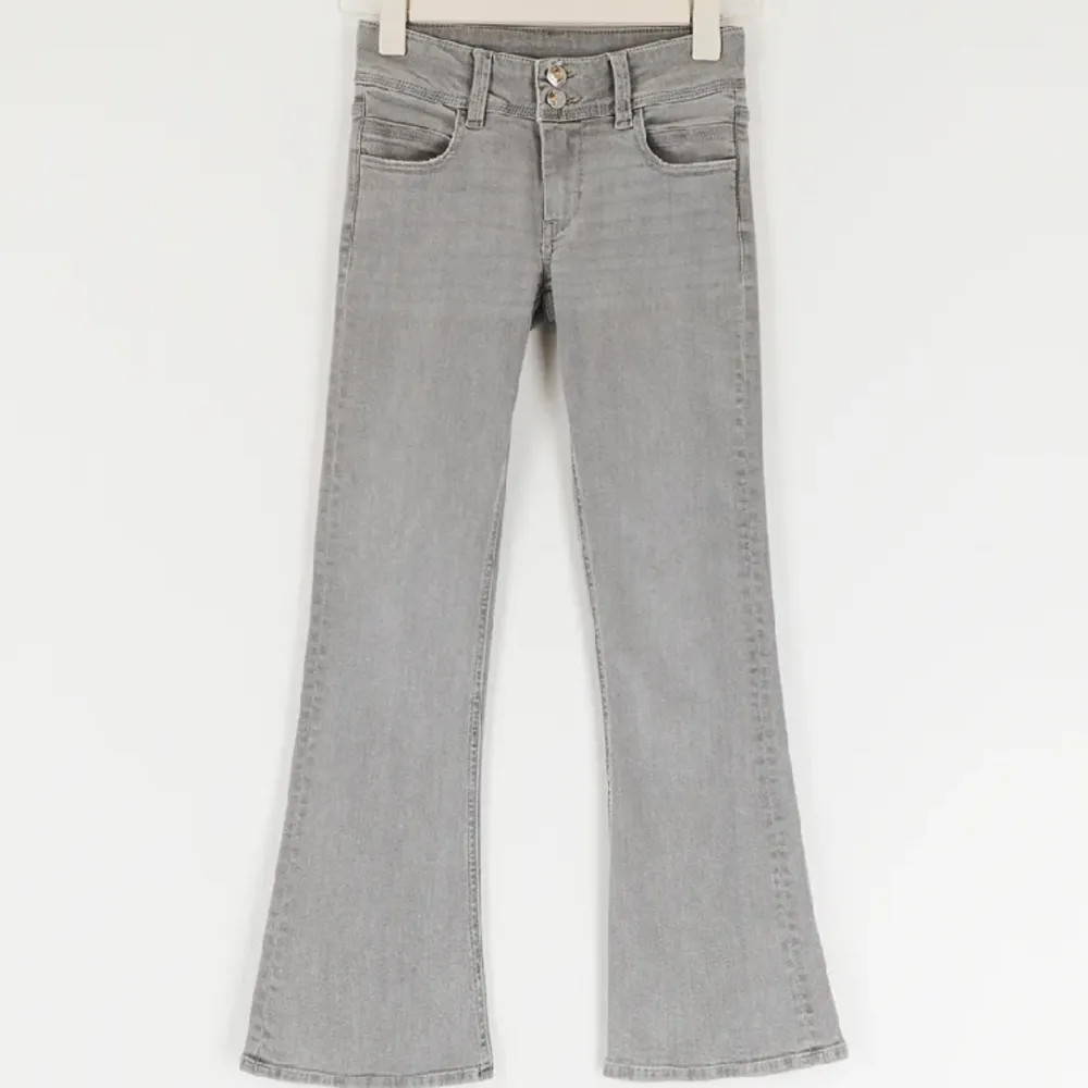 Säljer mina ljusgråa lågmidjade jeans från Young Gina, inga defekter eller skador!. Jeans & Byxor.