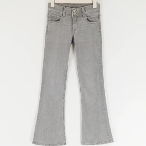 Lågmidjade jeans  - Säljer mina ljusgråa lågmidjade jeans från Young Gina, inga defekter eller skador!