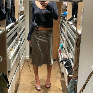 Vintage lågmidjad grön skjol - Vintage lågmidjad mörk grön kjol. Ger 90’s vibe, sitter väldigt snyggt både fram och bak. Har alltid känt mig så snygg när jag haft den på.  