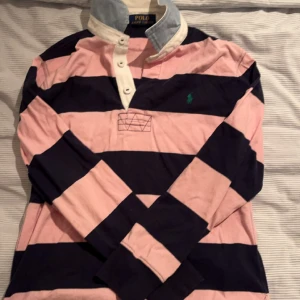 Rolph lauren långarmad piké  - Den är i perfekt skick Köpt för 999kr Stor i storleken  Priset går att prata om vid snabb affär