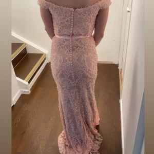 Klänning - Säljer min väns fina klänning, använd 1 gång på en förlovning, perfekt till fester eller bal, pris kan diskuteras😍❤️