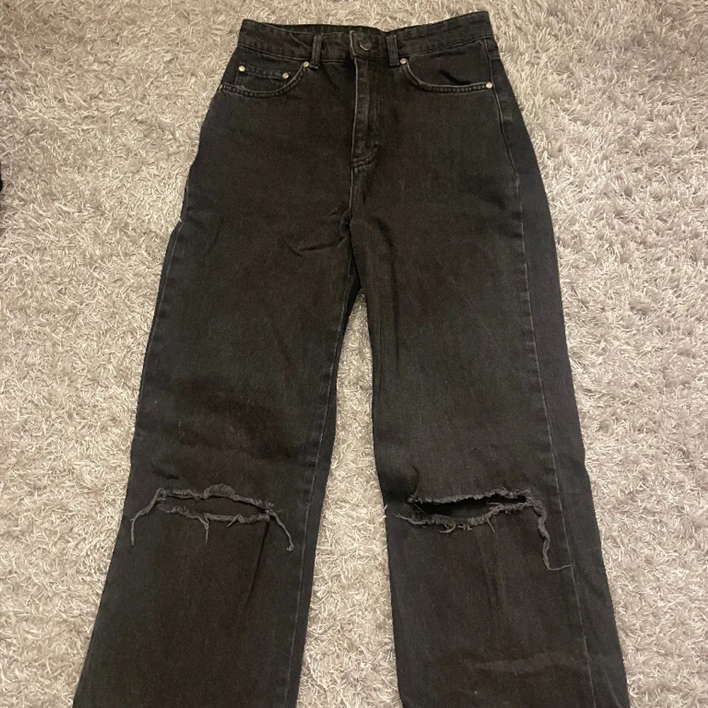 Svarta jeans men hål på knäna, från stradivarius. Kan strykas innan säljning. Fint skick.🩷. Jeans & Byxor.