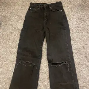 Svarta jeans men hål på knäna, från stradivarius. Kan strykas innan säljning. Fint skick.🩷