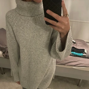 Stickad tröja - Ljus grå stickad tröja från Gina! Lite oversized så den är jätte skön och varm🤗