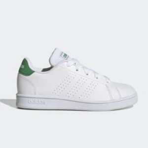 adidas Advantage - Säljer ett par adidas Advantage i storlek 36,5. Dem är använda men i bra skick. Säljs för nypris för 459 kr. 💗