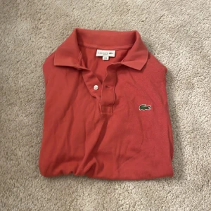 Lacoste tröja - Lacoste tröja i modellen Slim fit, säljer då den inte kommer till andvändning.