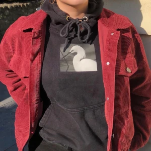 Röd manchesterjacka - Röd manchesterjacka från Pull&Bear i storlek L, känns som M