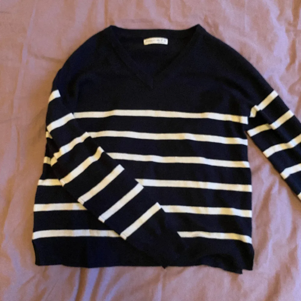 Säljer denna jättefina lite tunnare v-ringade stickade tröjan från Primark! Perfekt till sommaren 🥰 Köpte i London för ca 150kr! Kontakta för fler bilder!!. Stickat.
