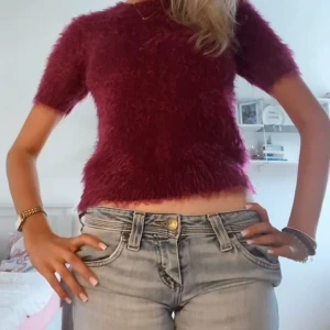 Lila/röd trekvarts tröja❤️‍🔥 - Så himla söt o fluffig tre kvartströja🙌❤️‍🔥🤩 använt några gånger men den är i toppenskick!💗