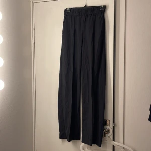 Byxor  - Ett par jätte sköna byxor från hm i storlek xs💕  Inte använda många gånger 