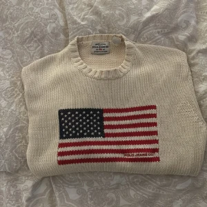 Stickad tröja från polo - Säljer denna stickade tröjan från polo jeans, sitter oversixed på mig som är en M/L Använt fåtal gånger💖