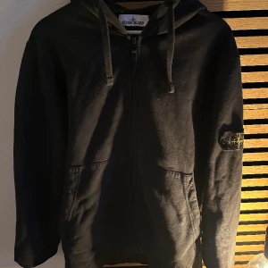Stone island hoodie  - Säljer en fin stone island hoodie i marinblått sto
