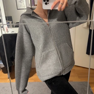 Grå kappa - Säljer min nästan oanvända kappa från zara som passar perfekt nu till våren, då den inte kommit till användning! 💕💕