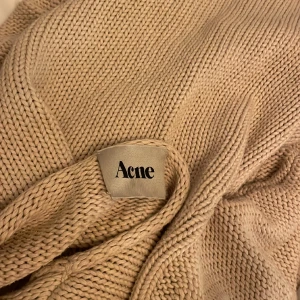 Acne tröja - Väldigt fin stickad acnetröja i nyskick. Kommer tyvärr inte till andvändning 