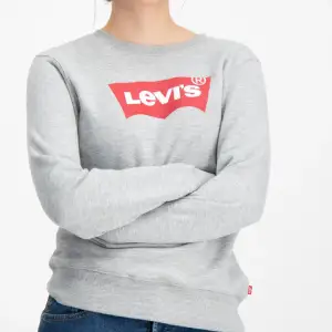 Jag säljer en oanvänd Levi’s tröja i grå💕🩶skriv gärna om du har ett prisförslag