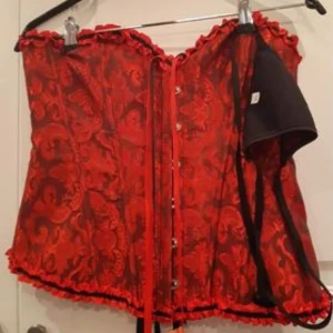 Korsett +Trosa  - Snygg korsett +Trosa i tyg oanvänd med anyggt mönster i