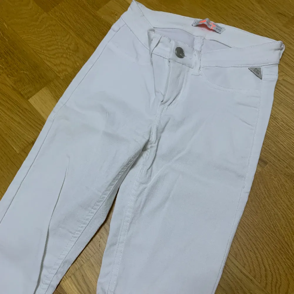 Vita byxor som är i nyskick, använda ca 1-2 ggr. Säljes då de inte passar mig längre 🌸är stretchiga i materialet . Jeans & Byxor.