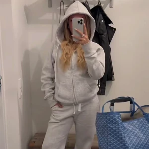 Mjukisett - Säljer detta mjukis sett från russemerch i Norge, storlek m men sitter mer som en blandning mellan s och m beroende på hur man vill ha de, tröjan har fått en liten fläck därav sänker jag priset. Går nog att få bort om man använder medel