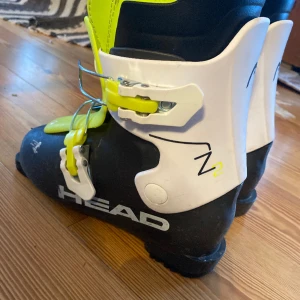 Slalompjäxor  - Omtyckta pjäxor i stl.22,5 är nu urvuxna. Min dotter har använt dem medan hon haft ca.34-35 i skor.