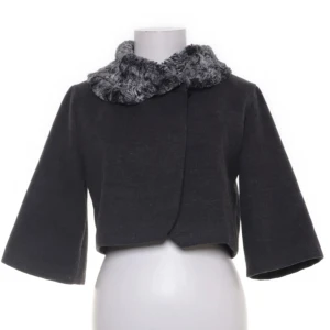 Säljer denna croppade kofta/jacka i mycket bra skick.  - Str S, fodrad och i polyester material. 