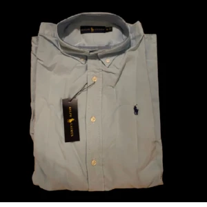 Blå Ralph Lauren Skjorta - NEDSATT FRÅN 999:-! Riktigt fin ljusblå Ralph lauren skjorta.  Oanvänd. Perfekt till sommarn snart! Storlek: M Vid intresse hör av er!