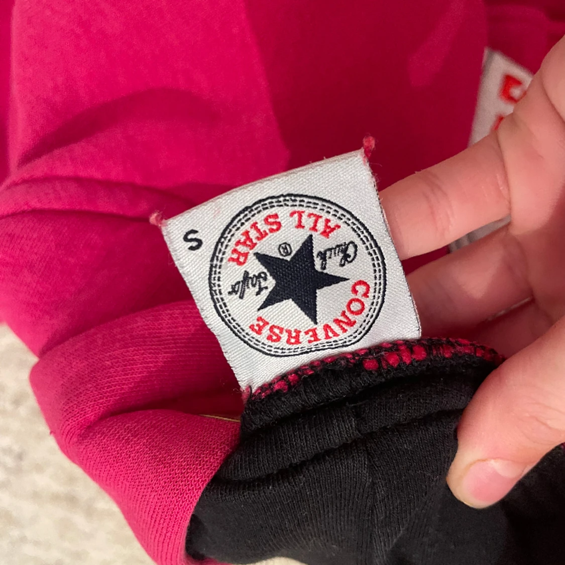 Röd Hoodie från converse 