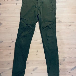 Byxor A Day’s March  - Nu säljer jag ett par fina byxor från A Day’s March. De är i bra kvalitet och storleken Medium. Tveka inte på att höra av dig!