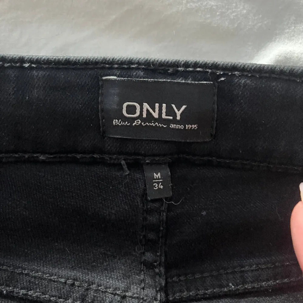 Säljer mina svarta jeans från only, super sköna och sitter super bra!🌸. Jeans & Byxor.