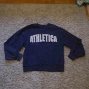 Hoddie  - Super snygg älskar den men tyvär har jag en likadan så jag väljer att sälja denna🩷